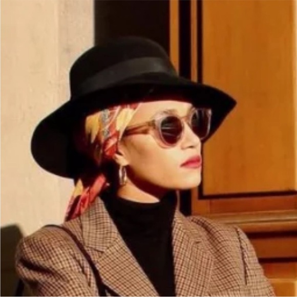 Oscar De La Renta. Street Accessory. 100% Silk. Made In Japan. 25" X 25 - Picture 12 of 16